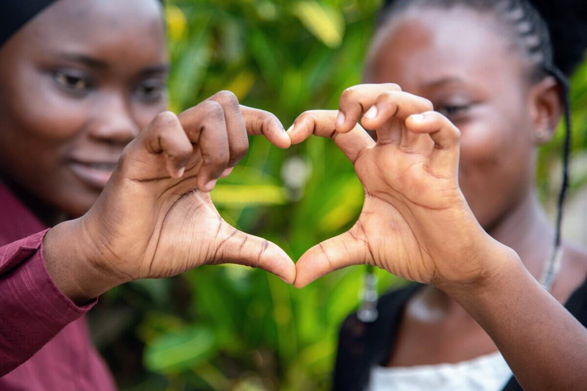 Hugo Lingeman foto meisjes maken hartje met handen